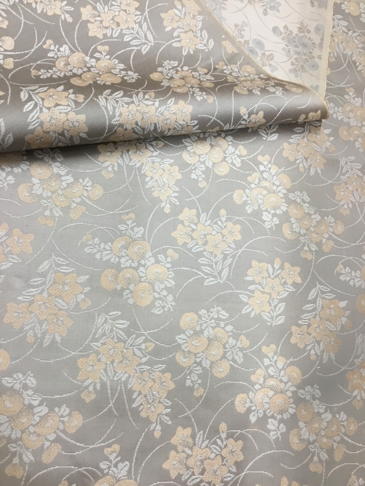 金襴生地／赤味のあるベージュ／汚れあり／10cm単位〜／50cmまで